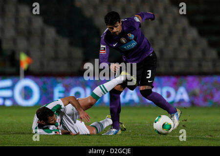 23.01.2013. Lissabon, Portugal - Lucho Gonzalez FC Porto Mittelfeldspieler vorbei ein Vitoria FC-Spieler während der Fußball-match zwischen Vitoria FC und der FC Porto, für die portugiesische Zon Sagres Liga Vitoria Bonfim-Stadion in Setubal Stockfoto