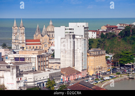 Ilheus-Stadt in Bahia, Brasilien, Stadtzentrum mit der Kathedrale San Sebastian (Catedral de São Sebastião) und dem Hügel Mirante do Canhão (Cannon ViewPoint) Stockfoto