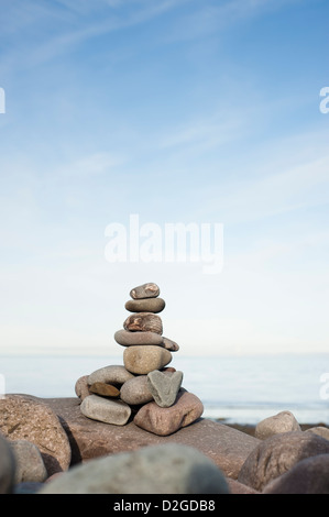 Herzförmigen Stein mit einem Stapel von Steinen am Strand von Porlock Weir, Somerset, England, Vereinigtes Königreich Stockfoto