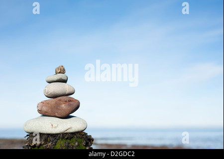 Stapel von Steinen am Strand von Porlock Weir, Somerset, England, Vereinigtes Königreich Stockfoto