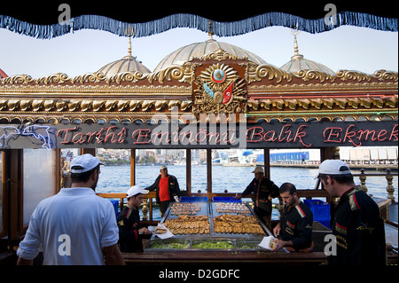 Touristen und Türken gleichermaßen gerne essen, Fishbread am Ufer des Goldenen Horns in Eminönü am Ende des Galata-Brücke. Stockfoto