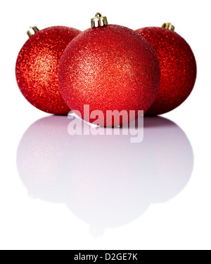 Drei rote Christbaumkugeln auf weißem Hintergrund mit Textfreiraum Stockfoto