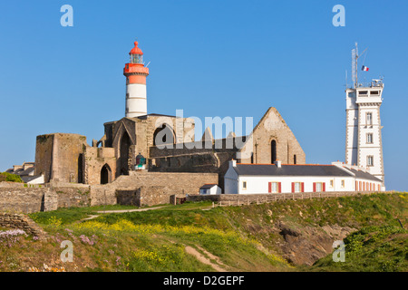 Ruine der Abtei und Leuchtturm, Pointe de Saint-Mathieu, Bretagne, Frankreich Stockfoto