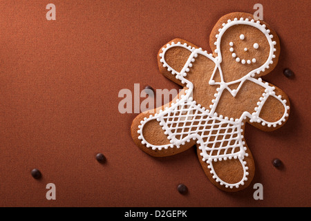 Weihnachten Lebkuchenmann mit Schokolade Pillen auf braunem Papierhintergrund Stockfoto
