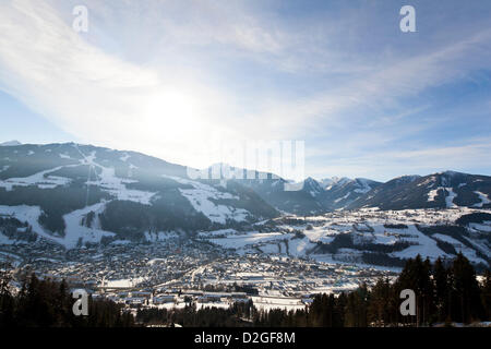 Blick auf Schladming bei den Vorbereitungsarbeiten für den FIS Alpinen Ski Weltmeisterschaften 2013 in Schladming, Steiermark, Österreich, auf Mittwoch, 23. Januar 2013. Stockfoto