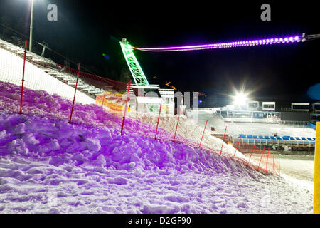 Skygate bei den Vorbereitungsarbeiten für den FIS Alpinen Ski Weltmeisterschaften 2013 in Schladming, Steiermark, Österreich, auf Mittwoch, 23. Januar 2013. Stockfoto