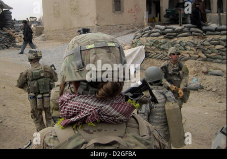 23. Januar 2013 - kündigte Pentagon es gehoben hat das Militär Verbot von Frauen, die im Kampf, eine Bewegung, die Frauen in Hunderttausenden von Front-Line Positionen zulässt. Bild: 3. Januar 2012 wartet - Kandahar, Afghanistan - Pfc. JAMIE STERNA, von Milwaukee, begeben Sie sich auf einer Patrouille in der Nähe von Sperwan Ghar in der südlichen Provinz Kandahar. STERNA ist Mitglied der weiblichen Engagement-Team arbeitet mit dem 1. Bataillon 5. Infanterie-Regiment 1/25 Stryker Brigade Combat Team. Die Frauen-Soldaten tragen Schals, als Frauen zu identifizieren, wenn sie mit afghanischen Frauen treffen.       (Kredit-Bild: © Cheryl Hatc Stockfoto