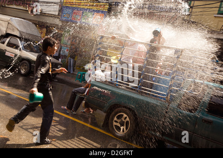 Menschen haben Spaß Wasser auf der Straße, während das thailändische Neujahrsfest Songkran Festival, wasserfest Stockfoto