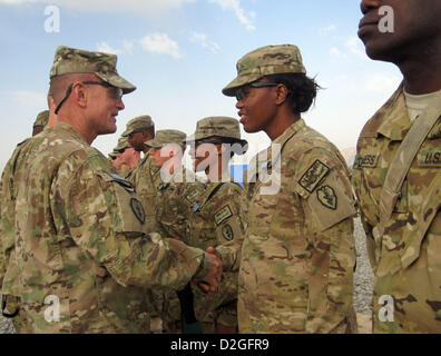 23. Januar 2013 - kündigte Pentagon es gehoben hat das Militär Verbot von Frauen, die im Kampf, eine Bewegung, die Frauen in Hunderttausenden von Front-Line Positionen zulässt. Bild: 1. März 2012 - Kandahar, Afghanistan - Command Sergeant Major ERNEST BOWEN, links, gratuliert Spc. Melicia James, 25, aus Jamaice, N.Y., nachdem sie die Army Achievement Medal bei nach vorn Operating Base Shoja, Heimat des 1. Bataillons, 5. Infanterie-Regiment von erhielt die 1/25 Stryker Brigade Combat Team in der südlichen Provinz Kandahar. James ist Mitglied der weiblichen Engagement-Team. (Bild Kredit: Che Stockfoto