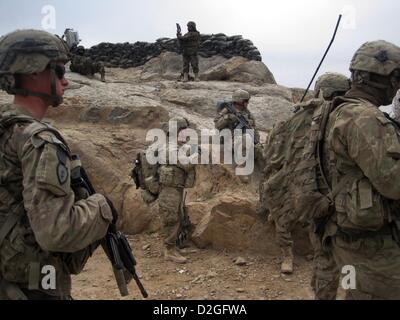 23. Januar 2013 - kündigte Pentagon es gehoben hat das Militär Verbot von Frauen, die im Kampf, eine Bewegung, die Frauen in Hunderttausenden von Front-Line Positionen zulässt. Bild: 3. Januar 2012 - Kandahar, Afghanistan - Spc. VALERIE CRONKHITE, aus Skipperville, Ala., hinten Mitte, Wartezeiten, begeben Sie sich auf eine Patrouille mit Soldaten aus Bravo Co. in der Nähe von Sperwan Ghar in der südlichen Provinz Kandahar. San ist ein Sanitäter und Mitglied der weiblichen Engagement-Teamarbeit mit dem 1. Bataillon 5. Infanterie-Regiment 1/25 Stryker Brigade Combat Team. Die Frauen-Soldaten tragen Schals als wo identifizieren Stockfoto