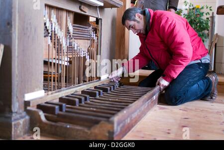 Direktor des Orgelmuseum Malchow, Friedrich Drese, setzt die Orgel aus dem Jahr 1856 in der Dorfkirche Gadow, Deutschland, 22. Januar 2013. Die Orgel mit 331 Rohre wurde durch Orgelbauer Friedrich Hermann Luetkemueller (1815-1897) gebaut. Die Orgel hatte vor elf Jahren zerlegt und Restaurierungsarbeiten weggeschickt wurde. Foto: Jens Büttner Stockfoto