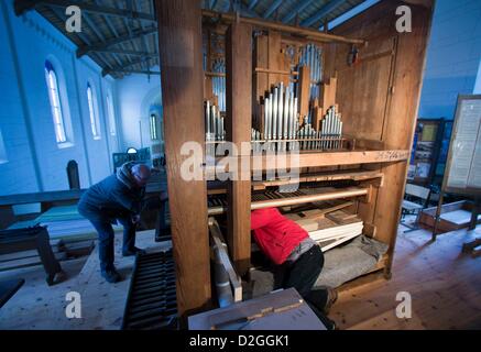 Direktor des Orgelmuseum Malchow, Friedrich Drese (R), setzt die Orgel aus dem Jahr 1856 in der Dorfkirche Gadow, Deutschland, 22. Januar 2013. Die Orgel mit 331 Rohre wurde durch Orgelbauer Friedrich Hermann Luetkemueller (1815-1897) gebaut. Die Orgel hatte vor elf Jahren zerlegt und Restaurierungsarbeiten weggeschickt wurde. Foto: Jens Büttner Stockfoto