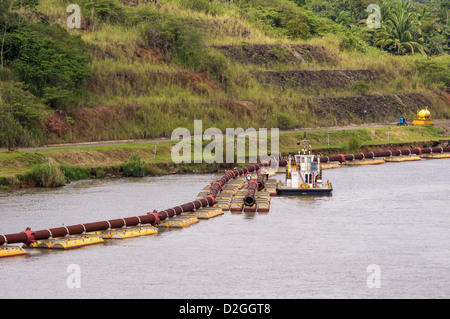 Panama Panama-Kanal Stahlrohre schwebend auf dem Kanal verwendet, um den Panama-Kanal Ausbaggern Stockfoto