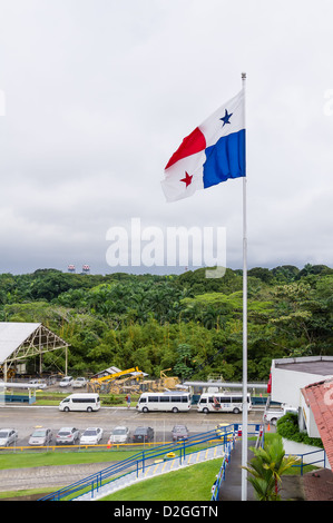 Panama Panama-Kanal A panamaischer Flagge fliegt über den Gatun-Schleusen des Panamakanals Stockfoto