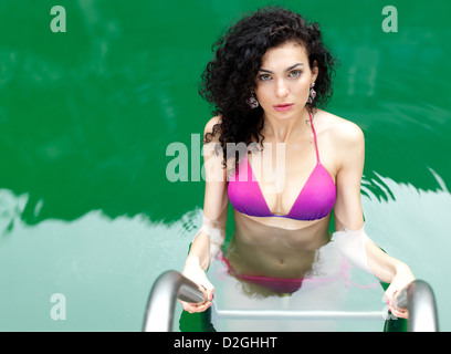 Frau Eingabe Außenpool grünes Wasser Stockfoto