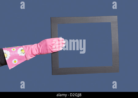 Geben Sie Gummihandschuhe Halterahmen auf blauem Hintergrund Stockfoto