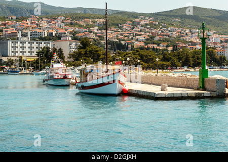 zwei Kreuzfahrt Boote am Pier im kroatischen Meer Stockfoto