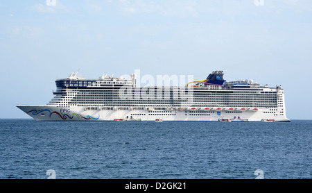 Norwegische Linie Kreuzfahrtschiff Epos vor Anker vor der Küste von Cannes, Italien Stockfoto