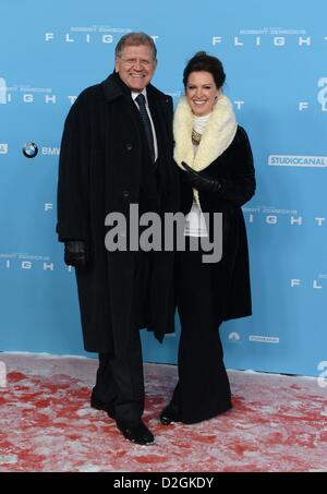 US-Regisseur Robert Zemeckis (L) und seine Frau Leslie Harter Zemeckis kommen zur Premiere von "Flight" auf der Cinestar Filmpalast in Berlin, Deutschland, 21. Januar 2013. Der Film wird in Deutschland Theater 24. Januar 2013 sein. Foto: Jens Kalaene Stockfoto