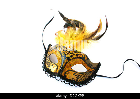 Gelbe Maske mit Federn isoliert auf weißem Hintergrund. Stockfoto