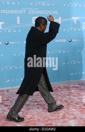 US-Schauspieler Denzel Washington kommt zur Premiere von "Flight" auf der Cinestar Filmpalast in Berlin, Deutschland, 21. Januar 2013. Der Film wird in Deutschland Theater 24. Januar 2013 sein. Foto: Jens Kalaene Stockfoto