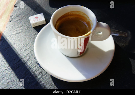 Espresso Kaffee in einer kleinen Schale auf einer Schiefertafel Tischplatte in Les Templiers Restaurant, Collioure. Stockfoto