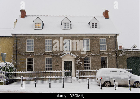 Schneebedeckte Georgian House in Hay-on-Wye Powys Wales UK Stockfoto