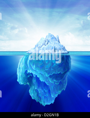 Eisberg einsam im Meer. Außen und unter Wasser Seiten gezeigt. Weiche bewölktem Himmel im Hintergrund. Stockfoto