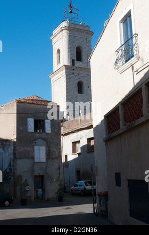 Der Turm der Kirche Saint-Jean-Baptiste de Marseillan in Languedoc im Süden Frankreichs. Stockfoto