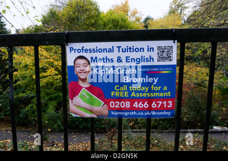 Ein Zeichen für Kip McGrath professionelle Nachhilfe in Mathematik & Englisch, mit einem QR-Code die Näheres gescannt werden kann. Stockfoto