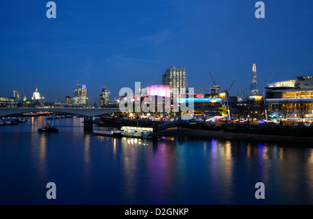 Blick auf die Themse, die South Bank Centre und the Shard, South Bank, London, UK Stockfoto