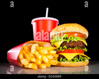 Leckere Hamburger und Pommes Frites auf einem dunklen Hintergrund Stockfoto
