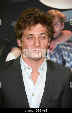 US-Schauspieler Jeremy Allen White kommt für die Premiere des Films "Film 43" in Hollywoods Grauman Chinese Theatre in Los Angeles, USA, 23. Januar 2013. Foto: Hubert Boesl Stockfoto