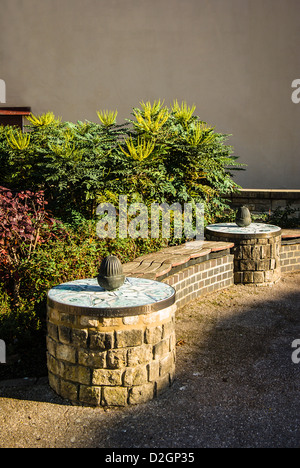 Moderne öffentliche Sitzmöbel mit Annehmlichkeit Garten in Calne Wiltshire England UK EU Stockfoto