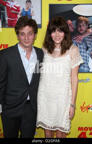 Schauspieler Jeremy Allen White und Emma Greenwell kommen zur Premiere des Films "Film 43" in Hollywoods Grauman Chinese Theatre in Los Angeles, USA, 23. Januar 2013. Foto: Hubert Boesl Stockfoto