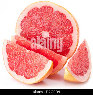 Grapefruit mit Scheiben auf einem weißen Hintergrund. Stockfoto