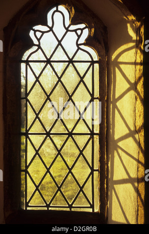 15. Jahrhundert verbleit senkrecht gotische Diamant Fenster in warmen am frühen Abend leichte Schattenwurf in Nische Stockfoto