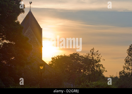 Sonnenuntergang an Str. Marys Kirche, Flixton, Suffolk Stockfoto