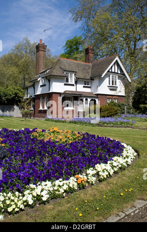 Ein englisches Landhaus und Garten im Sommer fotografiert. Stockfoto