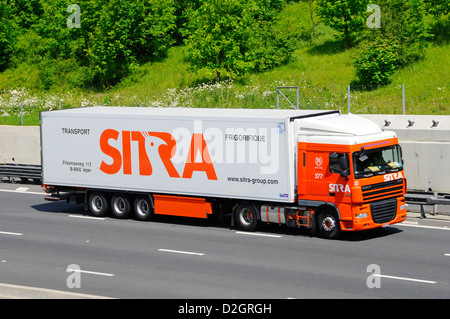 Sitra ist auf den Transport von Lebensmitteln spezialisiert lkw-Lkw und Gelenkanhänger auf der Autobahn M25 Essex England UK Stockfoto