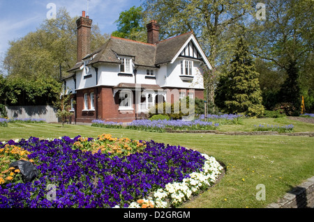 Ein englisches Landhaus und Garten im Sommer fotografiert. Stockfoto