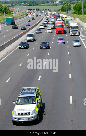 Blick von oben der Highways Agency Auto mit Verkehr Offiziere Betrieb eines Rolling Road Block von langsam fahrenden Verkehr auf Autobahn M25 Essex England Großbritannien Stockfoto