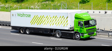 Seite & Vorderansicht Waitrose Einzelhandel Supermarkt lkw-Lebensmittel-Lieferkette Lieferung LKW LKW LKW & Fahrer Anhänger mit Logo & Royal Warrant England UK Stockfoto