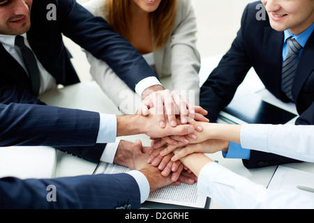Nahaufnahme der Geschäftspartner machen Haufen Hände Tagung Stockfoto
