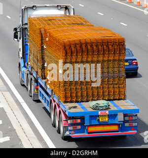 mesh-Last auf Lastwagen, die die Wirkung von Feuchtigkeit bilden Rost auf unbehandeltem Stahl Stahl verstärken Stockfoto