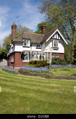 Ein englisches Landhaus und Garten im Sommer fotografiert. Stockfoto