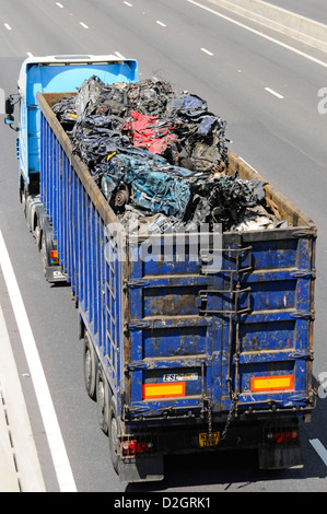 Blick von oben auf lkw LKW-Ladung von Schrott zerquetschten Autos in offenen Sattelauflieger für Recycling-Fahren auf der britischen Autobahn Stockfoto