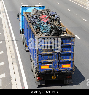 Blick von oben auf lkw LKW-Ladung von Schrott zerquetschten Autos in offenen Sattelauflieger für Recycling-Fahren auf der britischen Autobahn Stockfoto