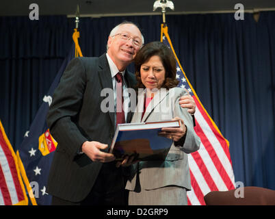 US-Arbeitsministerin Hilda Solis wird von Innenminister Ken Salazar während einer Abschiedszeremonie umarmt, als sie von ihrer Position Zivilleben 22. Januar 2013 in Washington, DC wieder zurücktritt. Stockfoto