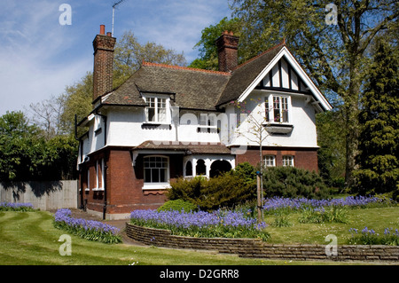 Ein englisches Landhaus und Garten im Sommer fotografiert. Stockfoto